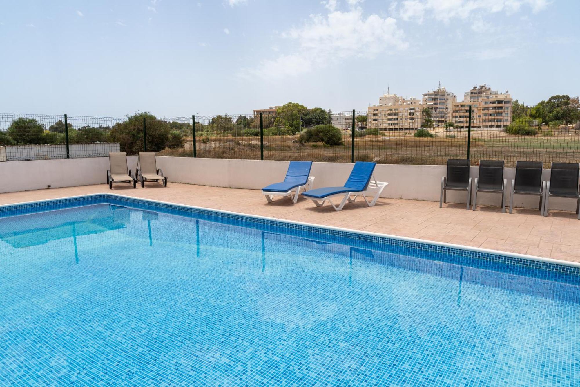 Апартаменты Blu Mackenzie 1 Bdr Flat With Pool Ларнака Экстерьер фото
